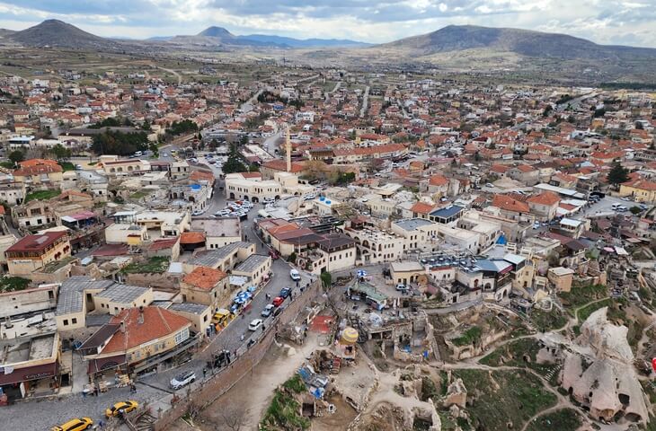 Uçhisar Kalesi’nden çekilen kuşbakışı Kapadokya manzarası ve Uçhisar yerleşim merkezi